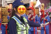 青山宮遶境電眼女警神顏曝光！網嗨：1張圖看了10分鐘