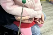 女孩把「聖誕毛球」塞進鼻孔　醫示警：千萬別自己挖！