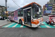影/新北新店公車擦撞機車　女騎士骨折送醫