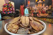 東港東隆宮聖誕盛事！霸氣擺滿「580斤烏魚子」　連2晚爽吃