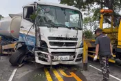 洩油完取下輪檔失控！　油罐車撞分隔島前輪變形全毀