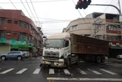 驚悚畫面曝！高雄聯結車搶快左轉　21歲騎士摔進輪下骨盆骨折