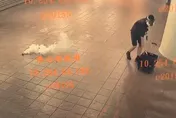 影/北車無差別攻擊！　嫌犯頭戴防毒面罩作案瞬間曝光