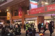 張文衝進百貨砍人　路人直擊傷者悲喊：請轉告我父母「我愛他們」