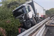 影/國1彰化段今晨塞爆！聯結車駕駛恍神衝護欄　回堵11公里