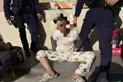 引發恐慌！睡褲男持雙刀闖三峽加油站　潑不明液體遭壓制