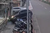 影/北市休旅車轉彎分心墜人行道　5機車1腳踏車被慘撞