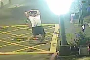 影/高雄街頭出事！醉男持棍砸多車「狂噴滅火器」