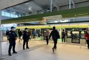影/台中捷運電力異常！全線雙向列車延誤　乘客竟試圖開車門