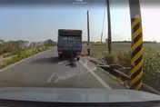 影/以為是黑網！雲林產業道路見狗遭拖行　熱心駕駛追車提醒