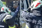 影/台64線重大車禍！「車頭全毀」駕駛重創命危
