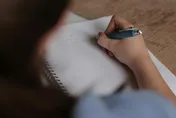 阿嬤出國後苦學英文字母　注音標記曝光網直呼可愛