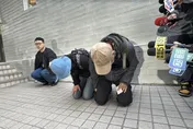影/張文父母下跪道歉！