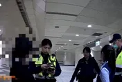 影/北捷又出事！車廂扯假髮「男女肢體濺血衝突」