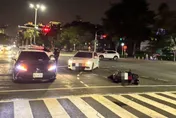 影/又是高齡駕駛！高雄阿公「高速追著騎士撞」