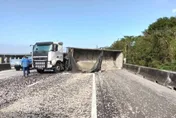 回堵近10公里！　國1北上銅鑼段砂石車擦撞護欄翻覆