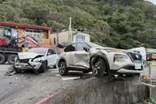 影/新北貢寮台2線2車對撞　自小客騎上護欄險墜落