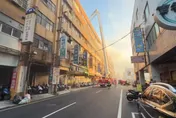 苗栗商辦大樓火警！消防雲梯車救出3人　1女命危送醫