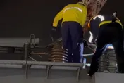 集電弓扯斷釀災！自強號卡民生地下道上方　乘客摸黑走軌道