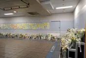 「英雄擋下了刀與火」北車M7出口設余家昶悼念牆　堆滿鮮花