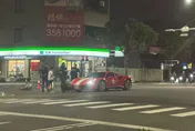 台南11歲童騎YouBike撞停產法拉利超跑　網嚇：財「負」自由