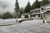 影/宜蘭太平山降冰霰！地面如灑糖霜　民眾衝上山賞景