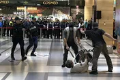 影/市府站無差別攻擊演練　模擬2人丟汽油彈隨機砍殺