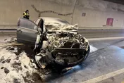 影/台64觀音山隧道追撞車禍　轎車起火雙向交通受阻