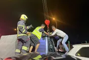 影/驚悚車禍！高雄台88快速道路4車連環撞　1人受困急送醫