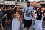 NBA/暑假來台灣網紅女友愛相隨　唐斯單膝下跪求婚成功