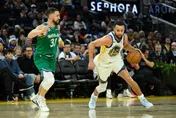 NBA/柯瑞的小浪漫！　穿昔日戰友簽名鞋上陣「嘴硬不認用心」