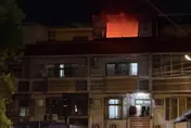 影/台中4樓鐵皮屋深夜起火！屋主悠哉1樓打包出國行李