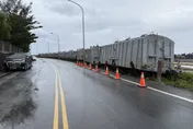 影/怪手施工靠太近！貨物列車撞上出軌　事發經過全被拍下