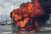 桃園快速道路驚魂！砂石車突燒成火球　駕駛驚險逃生