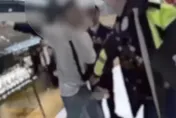 影/中山站外又見驚恐畫面！男過馬路突狂奔衝進誠品南西店　員警壓制上銬