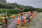 7.0強震後三芝步道護欄倒塌！　新北水利局火速拉設警戒線