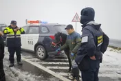 影/「黑馬王子」武嶺上山追雪！涉違道交條例先遭警開罰單