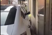 影/屏住呼吸！男狹巷停車「貼牆走」　傲稱：考照最後一關