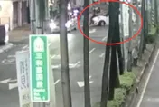 影/三重男穿越馬路被嗆起衝突　趴引擎蓋擋車遭甩飛