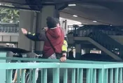 影/北市玉蘭花男不服勸導　襲警遭大外割壓制