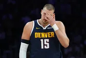 NBA/約基奇被隊友誤傷「倒地抱膝」！　金塊遭一波帶走吞敗