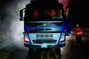 國3田寮段凌晨化學車突起火狂燃　警消急衝現場灌救