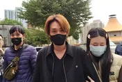 影/曹西平乾兒眼紅腫現身殯儀館　不捨之情...鏡頭前淚崩