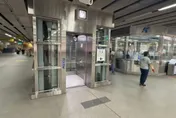 影/高捷左營站晚間突跳電！警報狂響旅客驚嚇