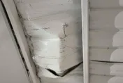 影/天降8支滅火器砸爛鄰居屋頂　保全遭逮辯：上班無聊