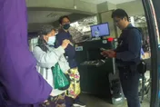 影/嚇！台中驚見婦人攜菜刀闖法院　警全副武裝化解虛驚
