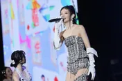 獨家唱北跨！李千娜辣露屁股蛋「狂深蹲一週」  雨中踩12公分高跟鞋險滑倒