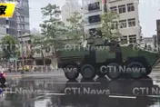 獨家/解放軍演習「萬鈞車隊出動」？！憲兵護送雲豹甲車台北街頭一路交管