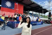 王義川現身台東元旦升旗！被抓包「不唱國歌、忙撥帥氣瀏海」 楊智伃嗆：別來作秀
