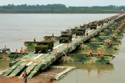 侵台準備？日媒：解放軍沿海部署「移動式棧橋」船隊　訓練搶灘登陸
